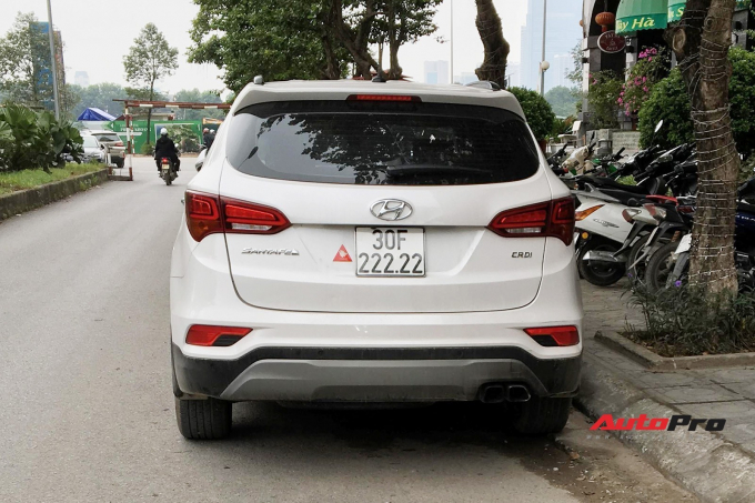 Trước đ&oacute; &iacute;t l&acirc;u, v&agrave;o th&aacute;ng 6/2018, một chiếc Hyundai SantaFe kh&aacute;c cũng đ&atilde; bốc được biển ngũ qu&yacute; khủng 30F-222.22 khiến cộng đồng mạng x&ocirc;n xao. Ngay lập tức, n&oacute; đ&atilde; được định gi&aacute; tới hơn 2 tỷ đồng, &nbsp;tức gần gấp đ&ocirc;i gi&aacute; mua gốc.