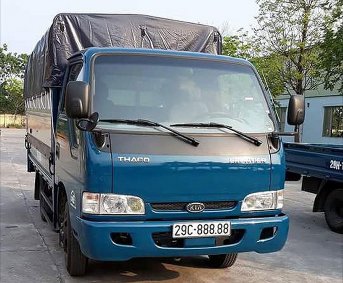 Trước đ&oacute;, một chiếc xe tải cũng do Thaco lắp r&aacute;p sản xuất l&agrave; Kia Frontier cũng đ&atilde; may mắn bốc được biển số ngũ qu&yacute; 29C-888.88. Người đăng tải th&ocirc;ng tin l&ecirc;n một diễn đ&agrave;n &ocirc;t&ocirc; cho biết, đ&acirc;y l&agrave; biển số bấm ngẫu nhi&ecirc;n v&agrave; may mắn bốc tr&uacute;ng được. C&oacute; những người vẫn c&ograve;n nghi ngờ về việc chiếc xe tải biển ngũ qu&yacute; 8. Tuy nhi&ecirc;n, theo tờ giấy hẹn của ph&ograve;ng CSGT - C&ocirc;ng an TP H&agrave; Nội th&igrave; th&ocirc;ng tin về cả xe v&agrave; biển l&agrave; ch&iacute;nh x&aacute;c. (Ảnh: Hội xe tải T&acirc;y Bắc).