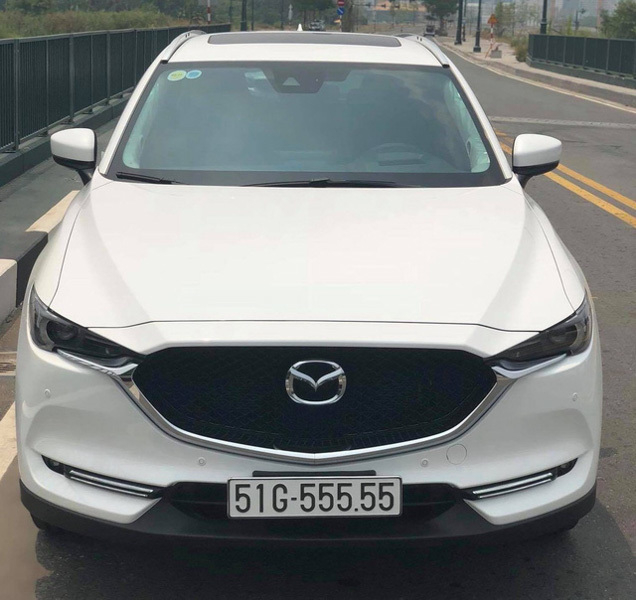 Giữa th&aacute;ng 4/2018, một chiếc&nbsp;Mazda CX-5 2018 đ&atilde; được chủ nh&acirc;n c&oacute; ''b&agrave;n tay v&agrave;ng'' bốc biển kiểm so&aacute;t tứ qu&yacute; 5. Trước đ&oacute;, khi đ&atilde; lăn b&aacute;nh được khoảng 500 km, chiếc CX-5 2018 n&agrave;y&nbsp;ch&agrave;o gi&aacute; 2,4 tỷ đồng.&nbsp;Mazda CX-5 biển số 51G - 555.55 ho&agrave;n to&agrave;n được chủ nh&acirc;n bốc biển một c&aacute;ch ngẫu nhi&ecirc;n, xe&nbsp;thuộc&nbsp;thế hệ mới đ&atilde; được ra mắt tại Việt Nam v&agrave;o giữa th&aacute;ng 11/2017. (Ảnh: D&acirc;n Việt)