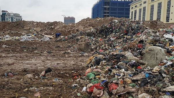 R&aacute;c &ugrave;n ứ do người d&acirc;n chặn đường v&agrave;o b&atilde;i r&aacute;c Nam Sơn trước đ&oacute;.