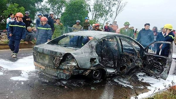 Chiếc xe bị ch&aacute;y rụi trơ khung