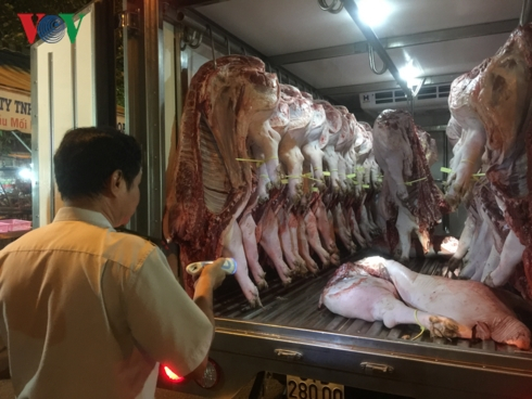 Lực lượng chức năng kiểm tra nguồn gốc xuất xứ thịt heo khi v&agrave;o chợ đầu mối H&oacute;c M&ocirc;n..