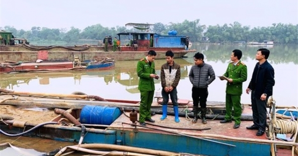 Tàu không số hành hoành khai thác cát trên sông Mã