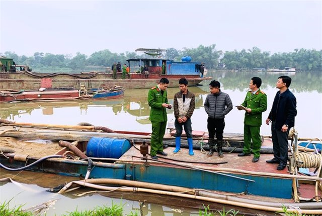 Sau khi nổ s&uacute;ng trấn &aacute;p, hai chủ t&agrave;u c&aacute;t mới chấp h&agrave;nh thủ tục kiểm tra.