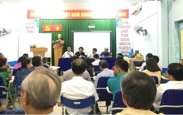 Buổi họp lấy &yacute; kiến cư d&acirc;n về quyết định di dời.&nbsp;