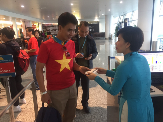 Như thường lệ, trong mỗi chuyến đưa CĐV đi &ldquo;thắp lửa&rdquo;, Vietnam Airlines lu&ocirc;n tạo điều kiện tốt nhất cho h&agrave;nh kh&aacute;ch từ khi l&agrave;m thủ tục mặt đất tới l&uacute;c l&ecirc;n m&aacute;y bay.