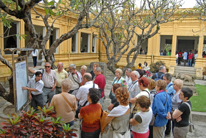 Du kh&aacute;ch tại bảo t&agrave;ng Đi&ecirc;u khắc Chăm. Ảnh: SDL Đ&agrave; Nẵng.
