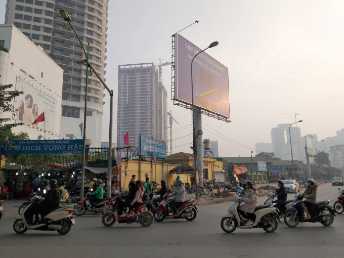 Chợ tạm n&ocirc;ng sản Dịch Vọng Hậu.