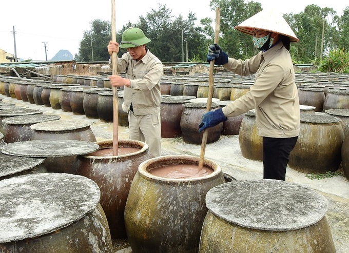 H&agrave;ng ng&agrave;y c&ocirc;ng nh&acirc;n mở nắp chum để đ&oacute;n &aacute;nh nắng, sau đ&oacute; trộn đều nguy&ecirc;n liệu. C&ocirc;ng đoạn n&agrave;y k&eacute;o d&agrave;i trong 24 th&aacute;ng cho tới khi đ&oacute; x&aacute;c c&aacute; r&atilde; ra th&agrave;nh chất lỏng sền sệt. Khi mắm ch&iacute;n x&aacute;c c&aacute; sẽ đọng xuống dưới đ&aacute;y chum.