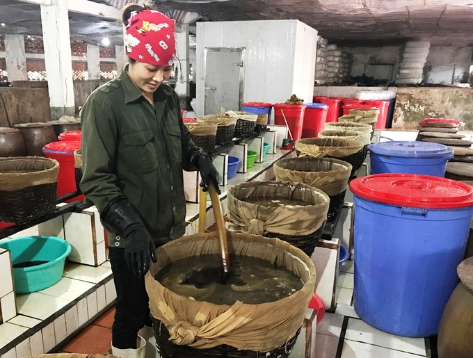 Mắm ch&iacute;n sẽ được lọc r&uacute;t th&agrave;nh phẩm rồi đem phơi để n&acirc;ng cao độ đạm.