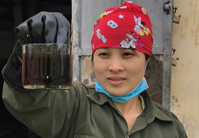 Sau nhiều c&ocirc;ng đoạn chế biến, nước mắm sẽ c&oacute; m&agrave;u c&aacute;nh gi&aacute;n đậm.