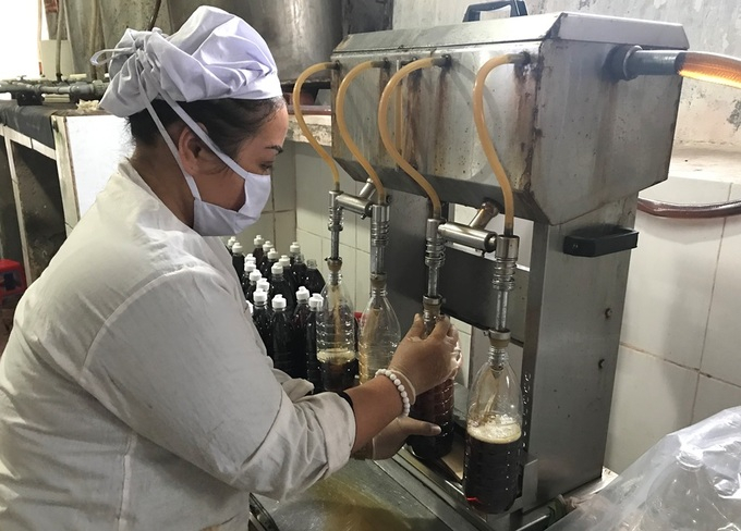 Quy tr&igrave;nh đ&oacute;ng nước mắm v&agrave;o chai được l&agrave;m bằng thủ c&ocirc;ng.  &Ocirc;ng Đ&agrave;o Đức Y&ecirc;m, chủ cơ sở cho biết, ngo&agrave;i sản xuất nước mắm c&aacute; truyền thống, những năm gần đ&acirc;y cơ sở c&ograve;n sản xuất nước mắm s&aacute; s&ugrave;ng. &ldquo;S&aacute; s&ugrave;ng kh&ocirc; được mua với gi&aacute; hơn 4 triệu đồng mỗi kg, rang l&ecirc;n, nghiền nhỏ rồi cho v&agrave;o ủ với nước mắm c&aacute; c&oacute; độ đạm cao trong v&ograve;ng hai th&aacute;ng. Sau đ&oacute; tiếp tục lọc để lấy nước mắm s&aacute; s&ugrave;ng th&agrave;nh phẩm&rdquo;, &ocirc;ng Y&ecirc;m n&oacute;i.