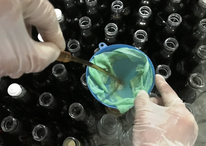 C&ocirc;ng nh&acirc;n chiết xuất nước mắm v&agrave;o chai. Nước mắm s&aacute; s&ugrave;ng được ph&acirc;n l&agrave;m 2 loại, gi&aacute; từ 200.000 đồng đến 350.000 đồng một cặp (2 chai 750 ml); c&ograve;n nước mắm c&aacute; từ 160.000 đồng đến 200 ngh&igrave;n đồng một cặp.