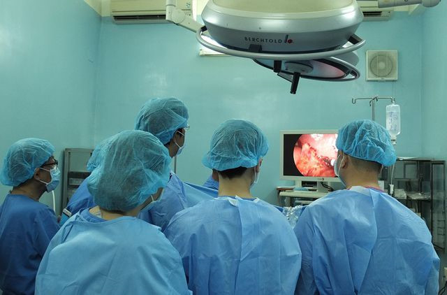 Bị đ&acirc;m xuy&ecirc;n l&aacute;ch v&igrave; ngậm tăm đi ngủ