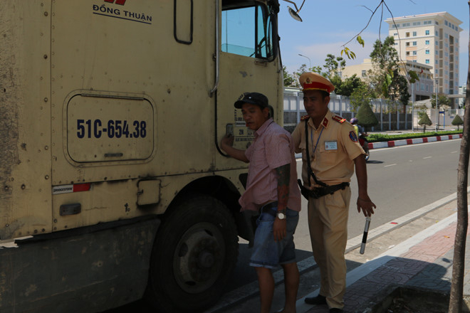 CSGT ph&aacute;t hiện, xử l&yacute; t&agrave;i xế xe đầu k&eacute;o dương t&iacute;nh ma t&uacute;y.