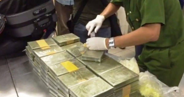 Thu giữ 120 bánh heroin cất giấu dưới gầm và ống xả xe ôtô