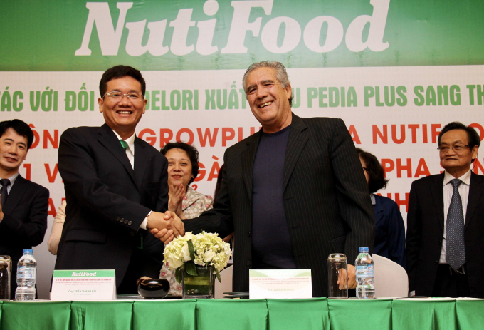 C&aacute;i bắt tay ghi dấu nhất của NutiFood trong h&agrave;nh tr&igrave;nh n&acirc;ng tầm sản phẩm sữa do người Việt sản xuất ra, ch&iacute;nh l&agrave; c&acirc;u chuyện hợp t&aacute;c đưa sữa dinh dưỡng đặc trị PediaPLUS v&agrave;o thị trường Mỹ.