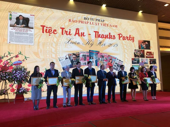 Thứ trưởng Bộ Tư ph&aacute;p Phan Ch&iacute; Hiếu v&agrave; TS. Đ&agrave;o Văn Hội, Tổng Bi&ecirc;n tập B&aacute;o Ph&aacute;p luật Việt Nam tặng hoa v&agrave; qu&agrave; tri &acirc;n cho c&aacute;c cộng t&aacute;c vi&ecirc;n, đối t&aacute;c ti&ecirc;u biểu của B&aacute;o.              &nbsp;              &nbsp;        Cũng tại Chương tr&igrave;nh, TS. Đ&agrave;o Văn Hội, Tổng Bi&ecirc;n tập B&aacute;o Ph&aacute;p luật Việt Nam đ&atilde; k&yacute; thỏa thuận đồng h&agrave;nh trong năm 2019 với c&aacute;c đối t&aacute;c của B&aacute;o.