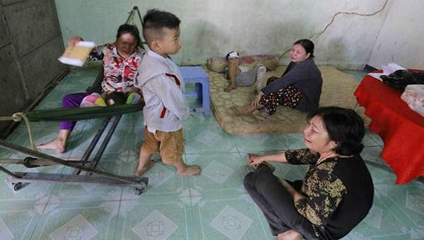 Hai vợ chồng trẻ ra đi để lại những đứa con thơ.