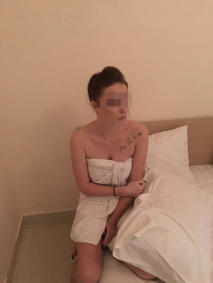 1 g&aacute;i mại d&acirc;m Ch&acirc;u &Acirc;u trong đường d&acirc;y do t&uacute; b&agrave; Elena điều h&agrave;nh, bị bắt quả tang mua - b&aacute;n d&acirc;m.