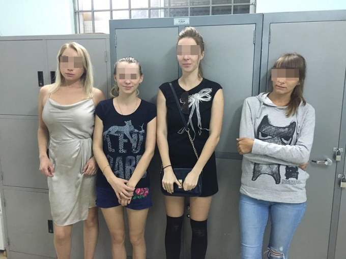 C&aacute;c ch&acirc;n d&agrave;i quốc tịch Nga, Ukraine... khi bị mời về trụ sở c&ocirc;ng an.