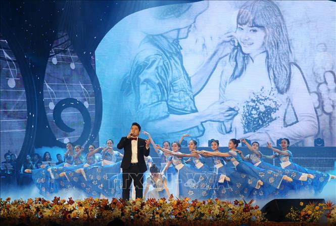 Phần tr&igrave;nh diễn của ca sỹ Ninh Đức Ho&agrave;ng Long (Việt kiều tại Hungary).