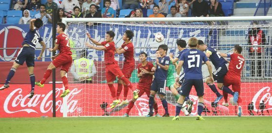 nhưng giấc mơ ấy d&agrave;nh cho tuyển Việt Nam l&uacute;c n&agrave;y chỉ c&oacute; thể hiện thực ho&aacute; khi b&oacute;ng đ&aacute; Việt Nam thay đổi từ giải quốc nội đến c&aacute;ch quản l&yacute; của VFF.