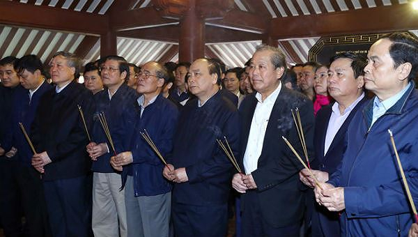 Thủ tướng Nguyễn Xu&acirc;n Ph&uacute;c d&acirc;ng hương tại Đền thờ B&aacute;c Hồ tại Ba V&igrave;.