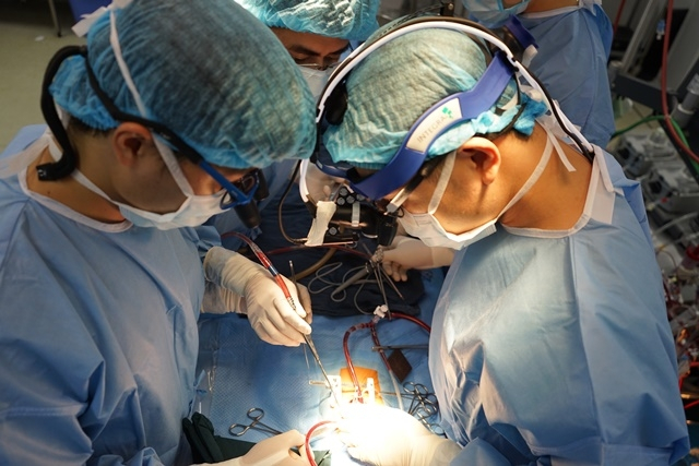 Ca phẫu thuật k&eacute;o d&agrave;i 9 giờ đồng hồ, cứu sống bệnh nhi bị s&ugrave;i van tim động mạch chủ.