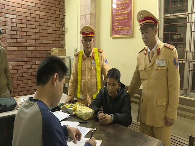Đối tượng Nguyễn T&agrave;i Hải c&ugrave;ng tang vật tại Cơ quan C&ocirc;ng an.