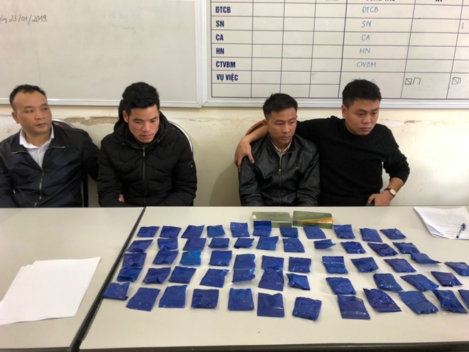 Đối tượng M&ugrave;i Văn Trung v&agrave; M&ugrave;i Văn Hậu (ở giữa) c&ugrave;ng tang vật.