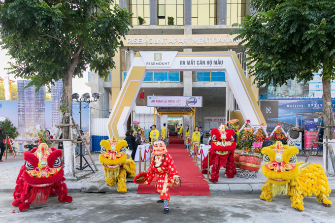 T&ograve;a th&aacute;p đ&ocirc;i l&agrave; c&ocirc;ng tr&igrave;nh sử dụng c&ocirc;ng nghệ k&iacute;nh cường lực d&aacute;t v&agrave;ng đầu ti&ecirc;n tại Việt Nam.