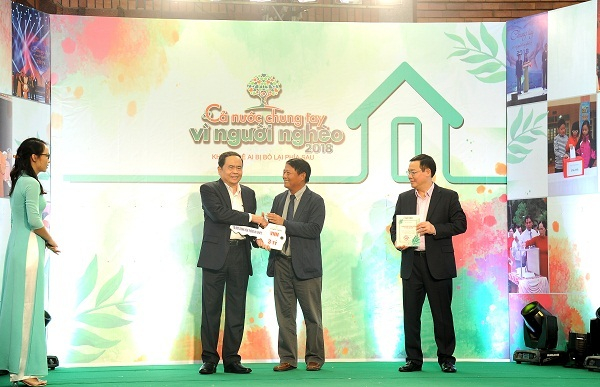 Ph&oacute; Thủ tướng Vương Đ&igrave;nh Huệ v&agrave; Chủ tịch UB MTTQ Việt Nam Trần Thanh Mẫn tiếp nhận ủng hộ v&agrave;&nbsp;trao Kỷ niệm chương cho Ph&oacute; tổng Gi&aacute;m đốc Tập đo&agrave;n Lương Mạnh Ho&agrave;ng