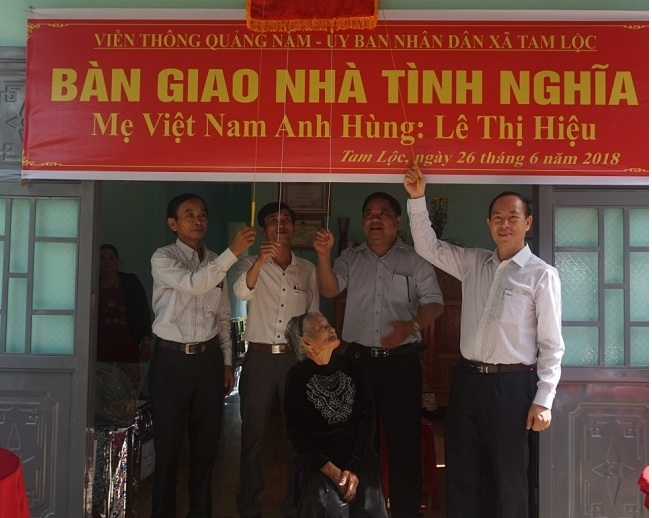Đại diện VNPT tại Quảng Nam k&eacute;o băng kh&aacute;nh th&agrave;nh nh&agrave; tặng Mẹ Việt Nam anh h&ugrave;ng L&ecirc; Thị Hiệu hồi th&aacute;ng 6/2018.