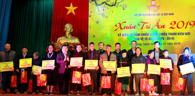 Tập đo&agrave;n VNPT t&agrave;i trợ 100 triệu đồng để trao tặng 20 sổ tiết kiệm cho c&aacute;c gia đ&igrave;nh Liệt sỹ c&oacute; ho&agrave;n cảnh kh&oacute; khăn tại H&agrave; Giang nh&acirc;n chương tr&igrave;nh Xu&acirc;n tri &acirc;n 2019