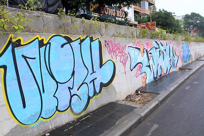 Thực tế ở nhiều đ&ocirc; thị tr&ecirc;n thế giới, nạn vẽ graffiti khiến phố phường nhếch nh&aacute;c đang ho&agrave;nh h&agrave;nh, kh&oacute; kiểm so&aacute;t. Ở nhiều nước, vẽ graffiti l&ecirc;n c&aacute;c phương tiện giao th&ocirc;ng c&ocirc;ng cộng bị coi l&agrave; vi phạm ph&aacute;p luật v&agrave; thủ phạm phải chịu phạt nặng.