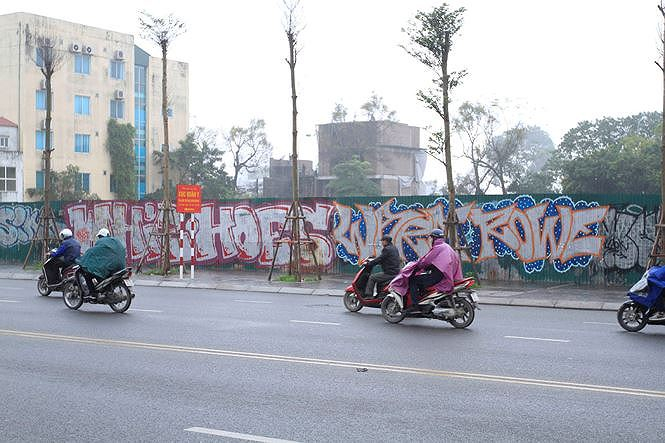 Ở một chiều hướng kh&aacute;c, graffiti vẫn được cộng đồng nghệ thuật thế giới v&agrave; c&ocirc;ng ch&uacute;ng ủng hộ khi n&oacute; được đặt đ&uacute;ng chỗ v&agrave; thể hiện t&iacute;nh s&aacute;ng tạo nghệ thuật, chẳng hạn truyền tải th&ocirc;ng điệp x&atilde; hội tốt đẹp như: biểu tượng h&ograve;a b&igrave;nh, tuy&ecirc;n truyền..