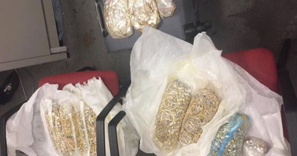 Đại gia đình đi buôn lậu vàng