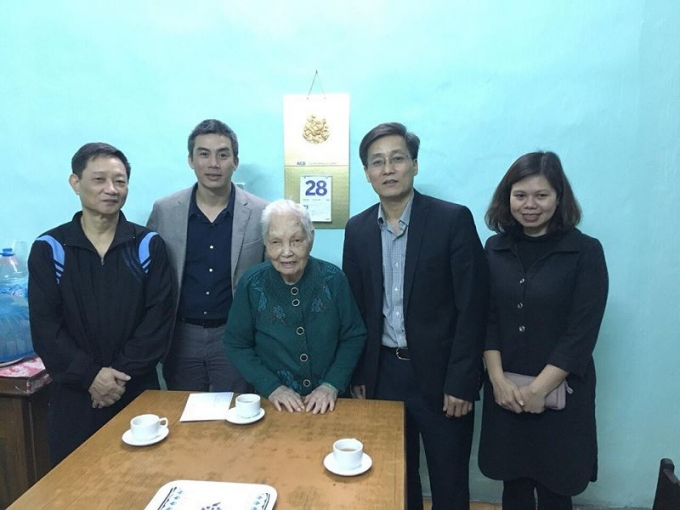 Thứ trưởng Bộ Tư ph&aacute;p Nguyễn Kh&aacute;nh Ngọc thăm hỏi gia đ&igrave;nh cố Bộ trưởng Phan Hiền.