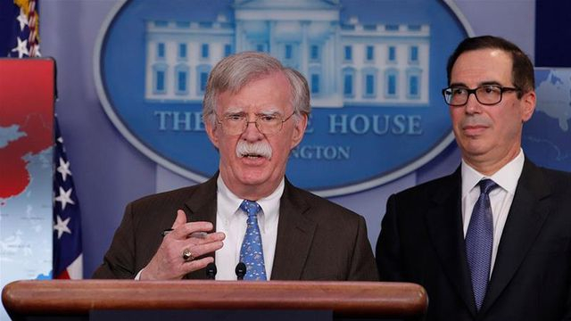 Cố vấn an ninh quốc gia Mỹ John Bolton c&ocirc;ng bố lệnh trừng phạt mới với Venezuela. (Ảnh: Reuters)