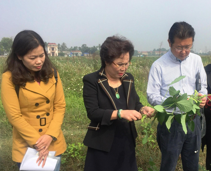 B&agrave; Nguyễn Thị Bảo Hiền (&aacute;o đen đứng giữa), Gi&aacute;m đốc C&ocirc;ng ty TNHH thương mại v&agrave; Dịch vụ Hiền L&ecirc;.