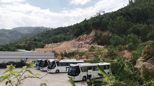 Khu vực n&uacute;i bị m&uacute;c, chất đ&aacute; th&agrave;nh đống, cạnh khu d&acirc;n cư v&agrave; cơ sở kinh doanh.