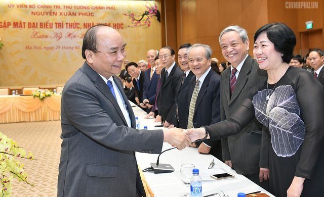 Thủ tướng chủ tr&igrave; buổi gặp mặt đại biểu tr&iacute; thức, nh&agrave; khoa học.