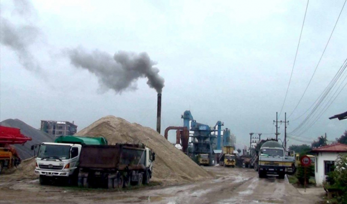 Trạm trộn b&ecirc; t&ocirc;ng asphalt của C&ocirc;ng ty TNHH Nam Hồng bị người d&acirc;n tố trong qu&aacute; tr&igrave;nh hoạt động đ&atilde; g&acirc;y &ocirc; nhiễm m&ocirc;i trường, ảnh hưởng nghi&ecirc;m trọng tới cuộc sống v&agrave; sức khỏe của người d&acirc;n.