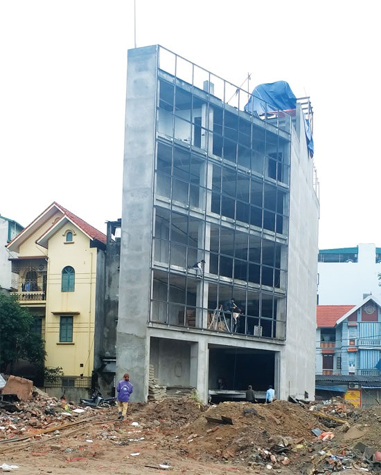 C&ocirc;ng tr&igrave;nh si&ecirc;u mỏng tại Tổ d&acirc;n phố Ho&agrave;ng 13 (phường Cổ Nhuế 1) c&oacute; 1 cạnh chỉ s&acirc;u 1,65m. Ảnh: Do&atilde;n Th&agrave;nh.