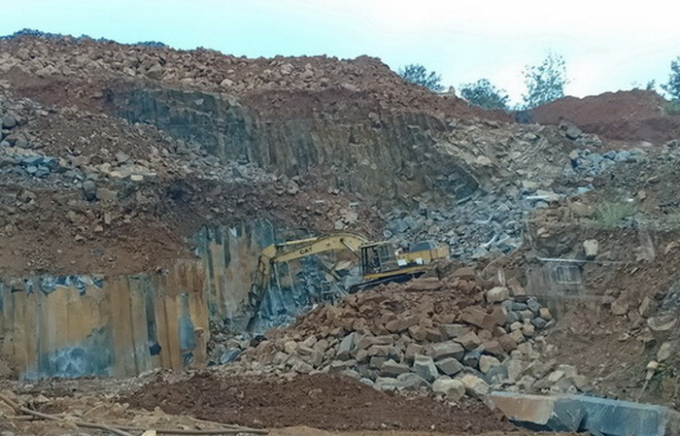 Hiện trường khai th&aacute;c đ&aacute; c&acirc;y tr&aacute;i ph&eacute;p tại th&ocirc;n 10A, x&atilde; Đắk Lao, huyện Đắk Mil.