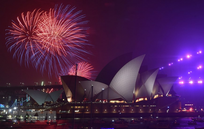 Pháo hoa rực sáng phút giao thừa trên bầu trời thành phố Sydney, Australia ngày 31/12/2019. (Ảnh: THX/TTXVN)