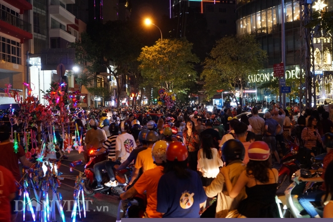 nguoi dan tp.hcm xuong duong chao don thap ky moi hinh anh 1