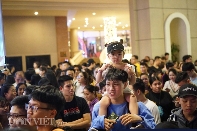 nguoi dan tp.hcm xuong duong chao don thap ky moi hinh anh 2