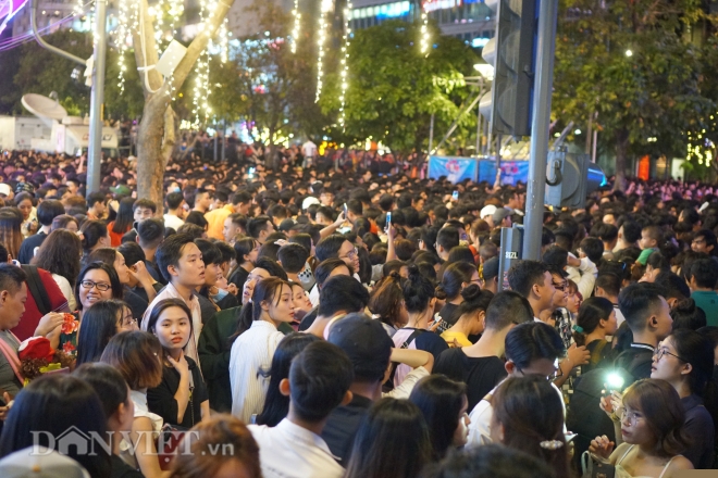 nguoi dan tp.hcm xuong duong chao don thap ky moi hinh anh 3